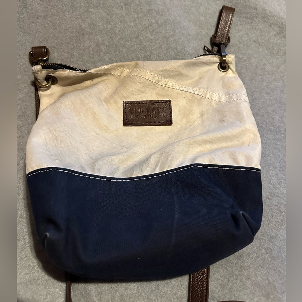 Stylish Two-Tone Crossbody Bag - Picture 2 of 5